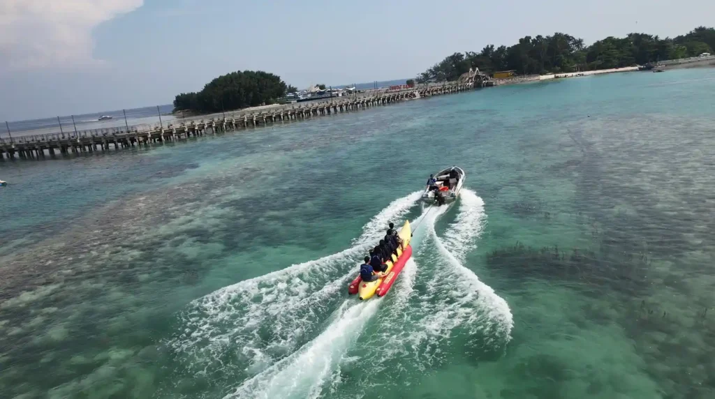 kegiatan wisata pulau seribu bermain banana boat